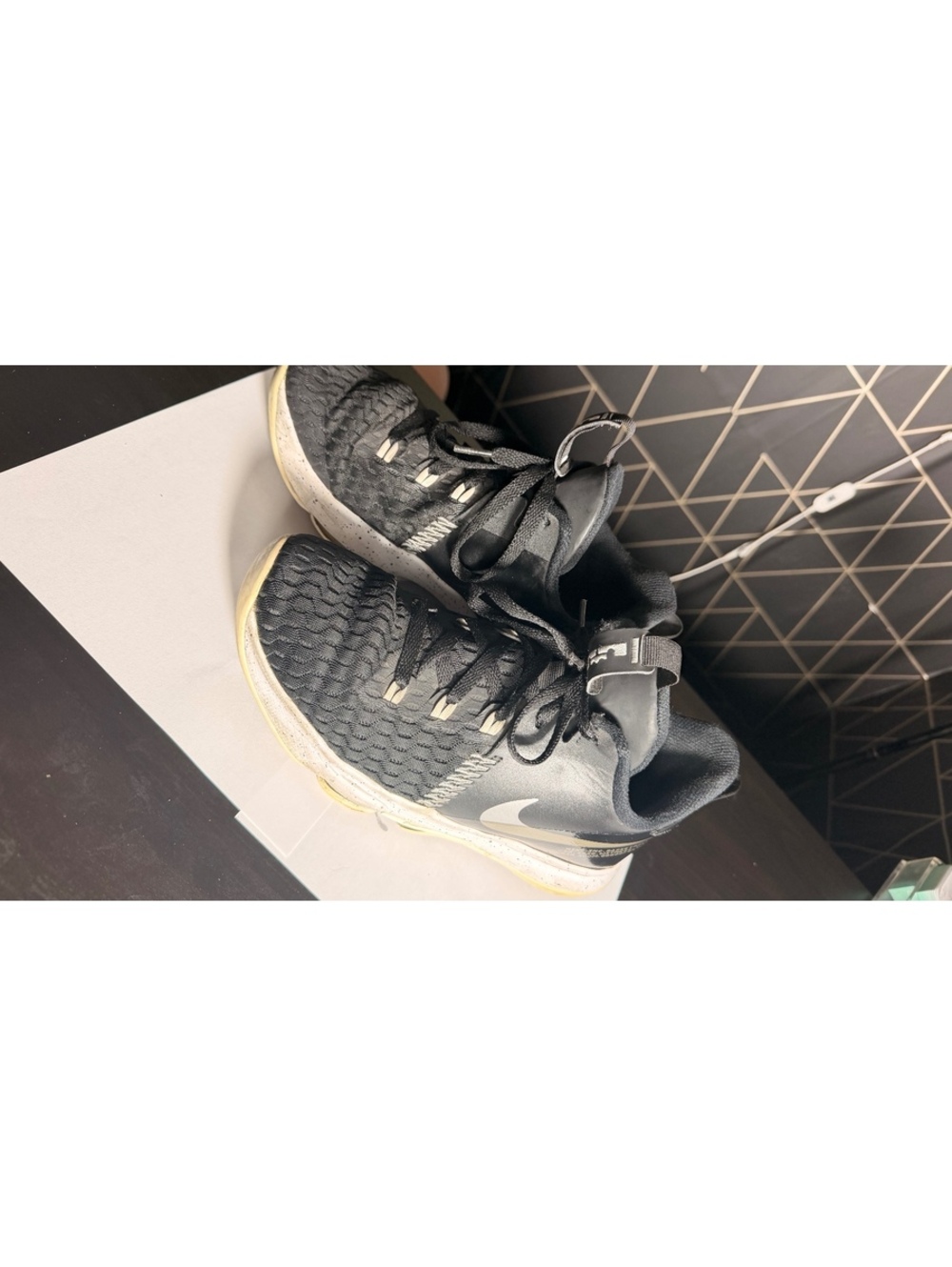 Nike LeBron Witness 5 Basketball Shoes Black White Size 7y